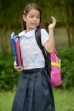 Levantando o uniforme novo de Filipina Female Student Wearing School foto de stock Levantando o uniforme novo de Filipina Female Student Wearing School foto de stock