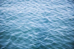 Levendig blauw golvend mediterraan oceaanwater stock fotografie Levendig blauw golvend mediterraan oceaanwater stock fotografie