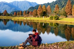 Levensstijlbeeld van een jonge mens die van fotografie genieten stock foto Levensstijlbeeld van een jonge mens die van fotografie genieten stock foto