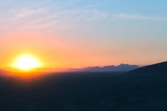 Lever de soleil au-dessus du désert Lever de soleil au-dessus du désert