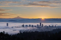 Lever de soleil au-dessus du paysage urbain brumeux de Portland avec le capot de Mt photo stock Lever de soleil au-dessus du paysage urbain brumeux de Portland avec le capot de Mt photo stock