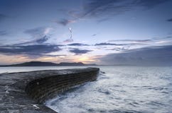 Lever de soleil chez le Cobb dans Lyme REGIS Image libre de droits Lever de soleil chez le Cobb dans Lyme REGIS Image libre de droits