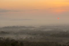 Lever de soleil coloré au-dessus de volcan de Merapi et de temple de Borobudur dans le mis photo stock Lever de soleil coloré au-dessus de volcan de Merapi et de temple de Borobudur dans le mis photo stock