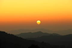 Lever de soleil de matin sur le mountion photo stock Lever de soleil de matin sur le mountion photo stock