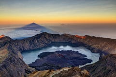 Lever de soleil de Rinjani de bâti Lever de soleil de Rinjani de bâti