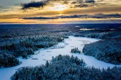 Lever de soleil en hiver tôt au-dessus d'un lac et d'une forêt image libre de droits Lever de soleil en hiver tôt au-dessus d'un lac et d'une forêt image libre de droits