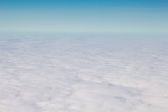 Lever de soleil par la fenêtre d'avion au-dessus des nuages photographie stock Lever de soleil par la fenêtre d'avion au-dessus des nuages photographie stock