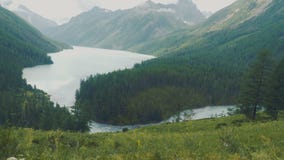 Lever de soleil sur le lac Kucherla avec vue sur la montagne de Belukha, République d'Altai, Russie clips vidéos Lever de soleil sur le lac Kucherla avec vue sur la montagne de Belukha, République d'Altai, Russie clips vidéos