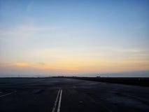 Lever de soleil sur un taxyway photographie stock libre de droits Lever de soleil sur un taxyway photographie stock libre de droits