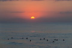 Lever de soleil surfant de surfers Images libres de droits Lever de soleil surfant de surfers Images libres de droits