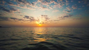 Lever de soleil tropical au-dessus de la mer banque de vidéos Lever de soleil tropical au-dessus de la mer banque de vidéos