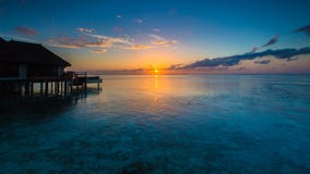 Lever de soleil à la station de vacances Maldives de quatre saisons chez Kuda Huraa photographie stock Lever de soleil à la station de vacances Maldives de quatre saisons chez Kuda Huraa photographie stock
