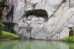 Lewendenkmal, het oriëntatiepunt van het leeuwmonument in Luzerne, Zwitserland Het werd gesneden op de klip om de Zwitserse Wacht stock fotografie Lewendenkmal, het oriëntatiepunt van het leeuwmonument in Luzerne, Zwitserland Het werd gesneden op de klip om de Zwitserse Wacht stock fotografie