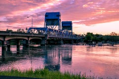 Lewiston - de blauwe brug van Clarkston tegen trillende schemeringhemel De grens van de staten van Idaho en van Washington royalty-vrije stock fotografie Lewiston - de blauwe brug van Clarkston tegen trillende schemeringhemel De grens van de staten van Idaho en van Washington royalty-vrije stock fotografie