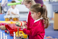Lezione di musica in scuola materna fotografia stock libera da diritti Lezione di musica in scuola materna fotografia stock libera da diritti
