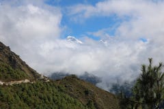 Lhotse-Schnee-Spitze ist viertens höchster Berg in der Welt mit Wolke lizenzfreie stockbilder Lhotse-Schnee-Spitze ist viertens höchster Berg in der Welt mit Wolke lizenzfreie stockbilder