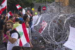 Libańscy protesty Ludzie z flagami Liban na marszu protestacyjnym Pokojowy protest nasilający zdjęcie stock Libańscy protesty Ludzie z flagami Liban na marszu protestacyjnym Pokojowy protest nasilający zdjęcie stock