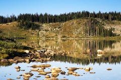 Libby Lake Sunrise nas montanhas nevado da escala de Wyoming imagem de stock royalty free Libby Lake Sunrise nas montanhas nevado da escala de Wyoming imagem de stock royalty free