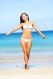 Liberdade despreocupada da mulher do biquini das férias de verão da praia fotografia de stock Liberdade despreocupada da mulher do biquini das férias de verão da praia fotografia de stock