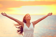 Libere a la mujer feliz que elogia la libertad en la puesta del sol de la playa Imagen de archivo Libere a la mujer feliz que elogia la libertad en la puesta del sol de la playa Imagen de archivo