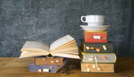 Libri, tazza di caffè, lavagna immagini stock libere da diritti Libri, tazza di caffè, lavagna immagini stock libere da diritti