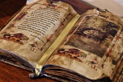 Libro antico in cui una poesia è scritta immagini stock libere da diritti Libro antico in cui una poesia è scritta immagini stock libere da diritti