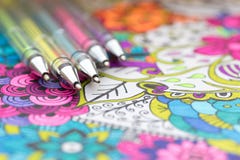 Libro de colorear adulto, nueva tendencia del alivio de tensión Concepto de la terapia del arte, de la salud mental, de la creati fotografía de archivo libre de regalías Libro de colorear adulto, nueva tendencia del alivio de tensión Concepto de la terapia del arte, de la salud mental, de la creati fotografía de archivo libre de regalías
