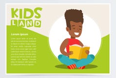 Libro de papel adolescente afroamericano feliz de la sentada y de la lectura del muchacho Disfrutar de la literatura Tarjeta blan Imágenes de archivo libres de regalías Libro de papel adolescente afroamericano feliz de la sentada y de la lectura del muchacho Disfrutar de la literatura Tarjeta blan Imágenes de archivo libres de regalías