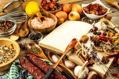 Libro di cucina e spezia su una tavola di legno donna di vettore della preparazione della cucina dell'illustrazione dell'alimento fotografia stock libera da diritti Libro di cucina e spezia su una tavola di legno donna di vettore della preparazione della cucina dell'illustrazione dell'alimento fotografia stock libera da diritti