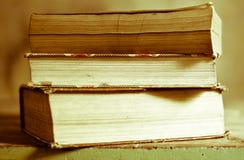 libro su fondo giallo immagine stock libera da diritti libro su fondo giallo immagine stock libera da diritti