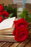 Libro viejo con las rosas imágenes de archivo libres de regalías Libro viejo con las rosas imágenes de archivo libres de regalías