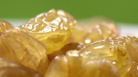 Lichte rozijn grotendeels Gezond voedsel Droge vruchten Beweging in een cirkel 4K stock footage Lichte rozijn grotendeels Gezond voedsel Droge vruchten Beweging in een cirkel 4K stock footage