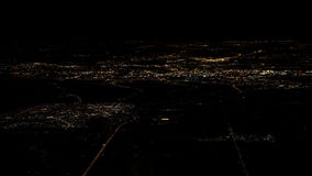 Lichter der Draufsicht Straßen Amsterdam-Stadt vom Flugzeugfenster nachts lizenzfreie stockfotos Lichter der Draufsicht Straßen Amsterdam-Stadt vom Flugzeugfenster nachts lizenzfreie stockfotos