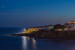 Lichter in der Nacht, die das Meer übersieht stockfotografie Lichter in der Nacht, die das Meer übersieht stockfotografie