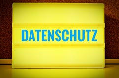Lichtgevend paneel met de inschrijving in Duitse Datenschutz voor een speldraad, in Engels Privacybeleid, in geel met licht Stock Afbeelding Lichtgevend paneel met de inschrijving in Duitse Datenschutz voor een speldraad, in Engels Privacybeleid, in geel met licht Stock Afbeelding