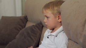 ?liczna ch?opiec bawi? si? wideo gry w domu Wysoka Rozdzielczo?? zbiory ?liczna ch?opiec bawi? si? wideo gry w domu Wysoka Rozdzielczo?? zbiory