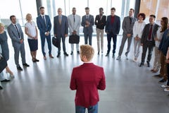 Lider pozycja przed jego pomyślną biznes drużyną Lider pozycja przed jego pomyślną biznes drużyną