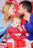 Liebe und Vertrauen in der Familie Bärtiger Mann und Frau mit wenigem Mädchen Rote Rose Tag, zum ihrer Liebe zu feiern Einkaufen stockfotos Liebe und Vertrauen in der Familie Bärtiger Mann und Frau mit wenigem Mädchen Rote Rose Tag, zum ihrer Liebe zu feiern Einkaufen stockfotos
