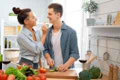 Liebendes Paar bereitet die richtige Mahlzeit vor lizenzfreies stockfoto Liebendes Paar bereitet die richtige Mahlzeit vor lizenzfreies stockfoto