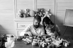 Liebes- und Familienspiele Eltern und Sohn mit beschäftigten Gesichtern stockbilder Liebes- und Familienspiele Eltern und Sohn mit beschäftigten Gesichtern stockbilder