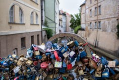 Liebes-Vorhängeschlösser in Prag stockfoto Liebes-Vorhängeschlösser in Prag stockfoto