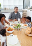 Liebevolle afrikanische Familie, die zusammen Teigwaren isst lizenzfreie stockfotografie Liebevolle afrikanische Familie, die zusammen Teigwaren isst lizenzfreie stockfotografie
