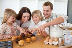 Liebevolle Familie, die ihre Muffins isst stockfoto Liebevolle Familie, die ihre Muffins isst stockfoto