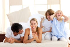 Liebevolle Familie, die Spaß zusammen hat lizenzfreie stockfotografie Liebevolle Familie, die Spaß zusammen hat lizenzfreie stockfotografie