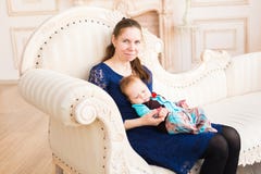 Liebevolle junge Mutter, die zuhause ihren Sohn hält stockfotos Liebevolle junge Mutter, die zuhause ihren Sohn hält stockfotos