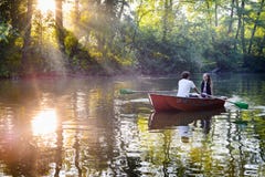 Liebevolle junge Paare im Boot am See, der romantische Zeit hat lizenzfreie stockfotografie Liebevolle junge Paare im Boot am See, der romantische Zeit hat lizenzfreie stockfotografie
