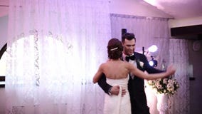 Liebevolle Jungvermähltenpaare, die den ersten Tanz an der Hochzeit tanzen stock video Liebevolle Jungvermähltenpaare, die den ersten Tanz an der Hochzeit tanzen stock video