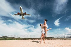 Liebevolle Paare auf dem Strand nahe dem Flughafen stockfoto Liebevolle Paare auf dem Strand nahe dem Flughafen stockfoto