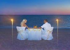 Liebevolle Paare am romantischen Abendessen mit Fackelaufflackern, Kerzen und lizenzfreie stockfotografie Liebevolle Paare am romantischen Abendessen mit Fackelaufflackern, Kerzen und lizenzfreie stockfotografie