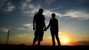 Liebhaber auf einem Datum im Sonnenuntergang, Händchenhalten Romantische Liebesszene stock footage Liebhaber auf einem Datum im Sonnenuntergang, Händchenhalten Romantische Liebesszene stock footage